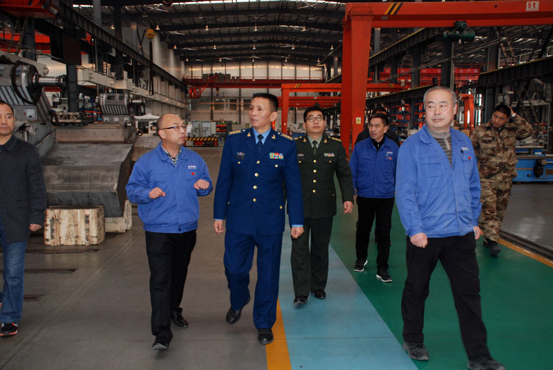 天水軍分區司令員劉甫清來星火機床公司調研