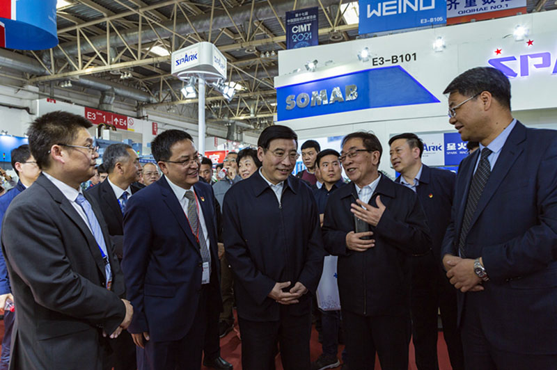 第十六屆中國國際機床展覽會在北京隆重開幕，工信部部長苗圩蒞臨星火機床公司展臺參觀指導