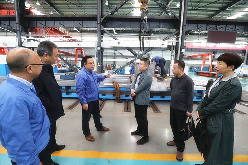 甘肅省財(cái)政廳副廳長(zhǎng)郝文杰來星火機(jī)床調(diào)研 甘肅省財(cái)政廳副廳長(zhǎng)郝文杰來星火機(jī)床調(diào)研