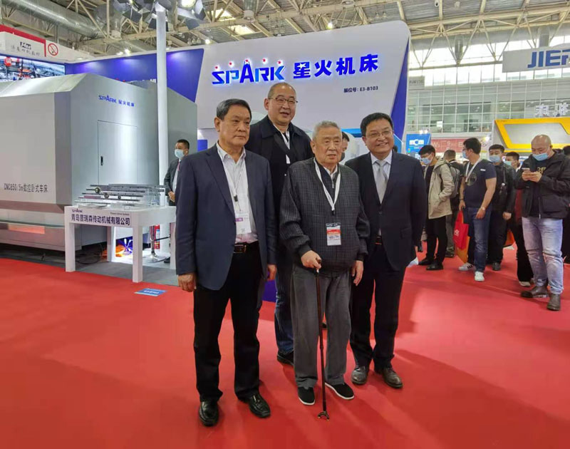 星火機床展臺吸引各方關注 主管部門行業領導專程參觀 星火機床展臺吸引各方關注 主管部門行業領導專程參觀
