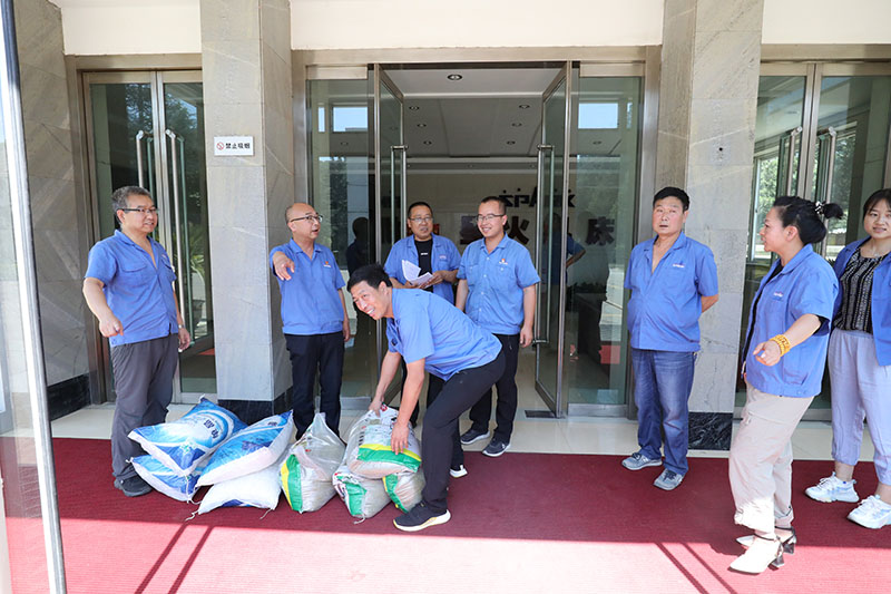 關愛職工夏送清涼 關愛職工夏送清涼