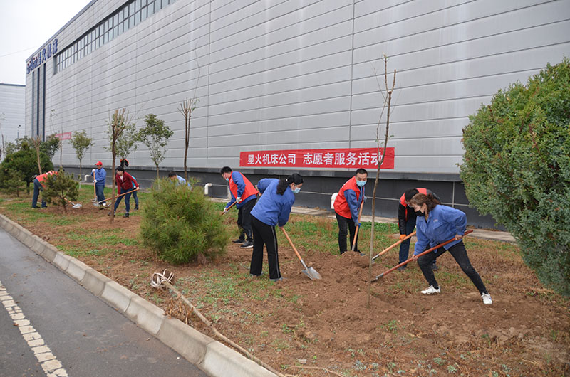 星火機(jī)床公司黨員干部職工積極開展“3.12”義務(wù)植樹活動(dòng) 星火機(jī)床公司黨員干部職工積極開展“3.12”義務(wù)植樹活動(dòng)