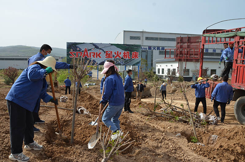 持續開展義務植樹活動 努力綠化美化工作環境 持續開展義務植樹活動 努力綠化美化工作環境