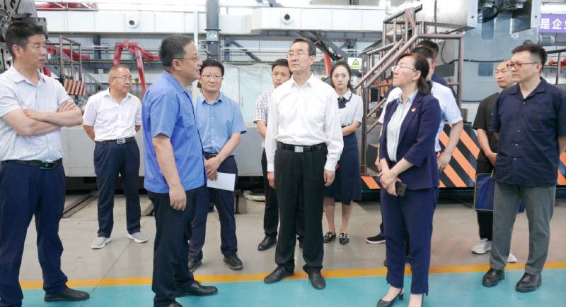 省委第二調研組領導來星火機床調研