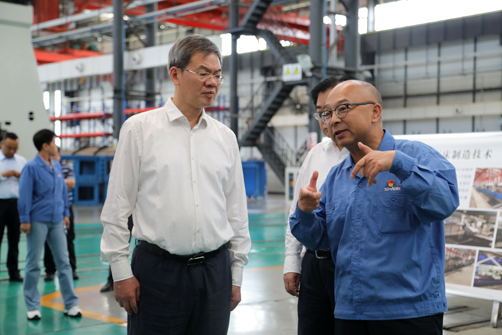 甘肅省政協主席莊國泰來星火機床公司調研