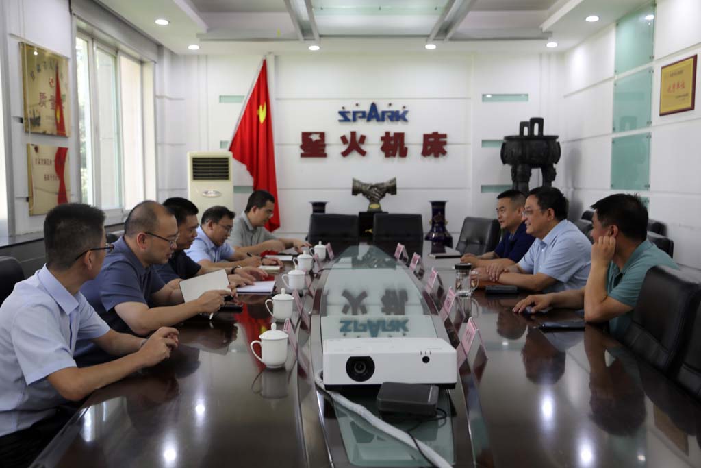 武重集團(tuán)領(lǐng)導(dǎo)丁劍一行來星火機(jī)床公司考察交流 武重集團(tuán)領(lǐng)導(dǎo)丁劍一行來星火機(jī)床公司考察交流