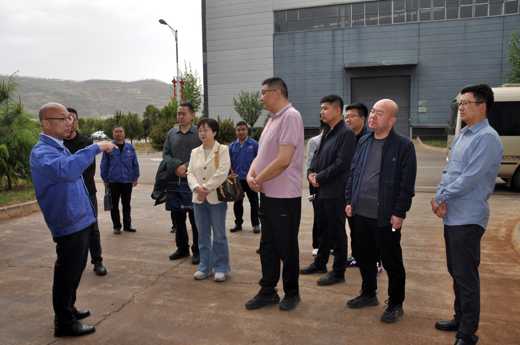 全省第三期任職培訓班部分學員來星火數控公司調研 全省第三期任職培訓班部分學員來星火數控公司調研