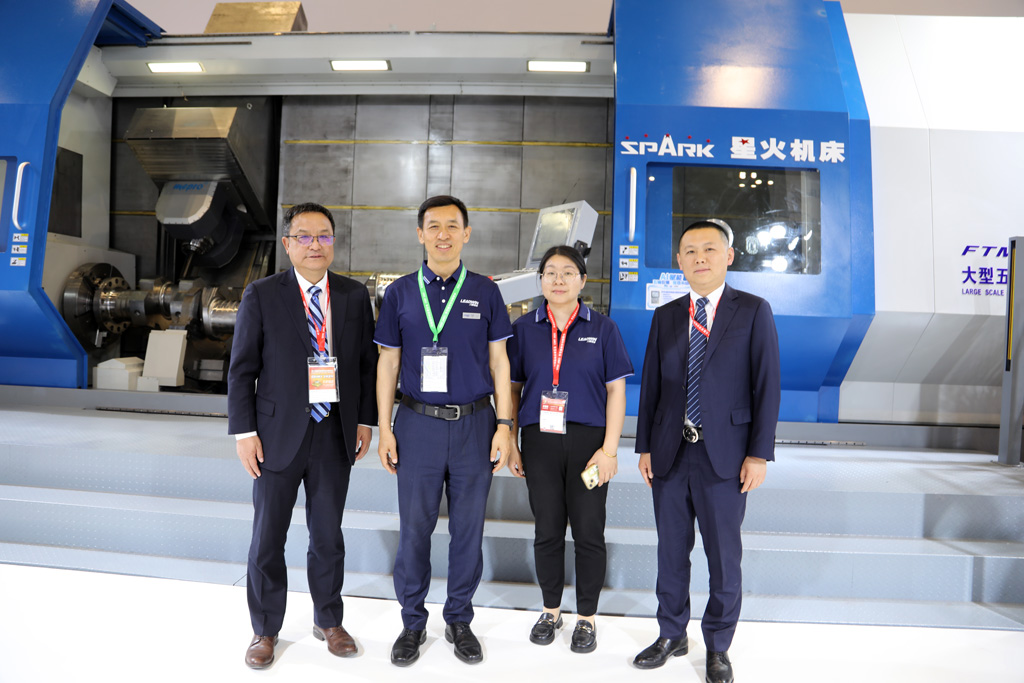 展會第四天 星火數控展位迎多位領導專家參觀交流 展會第四天 星火數控展位迎多位領導專家參觀交流