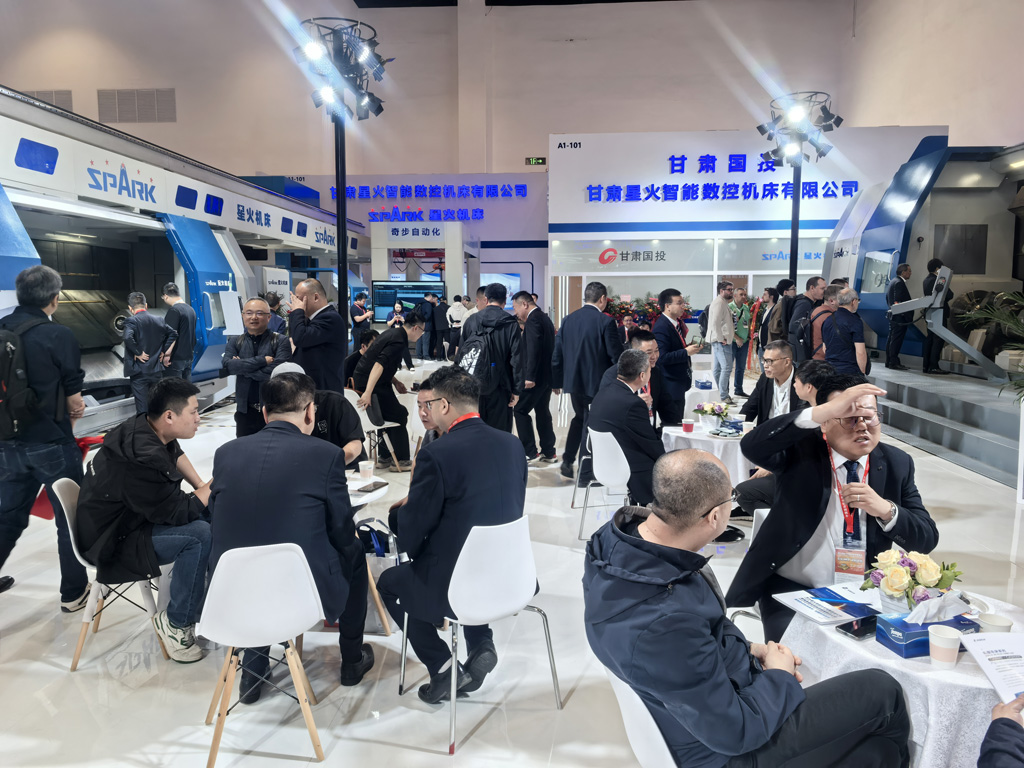 展會第五日 星火數控展位依舊人聲鼎沸 展品備受關注 展會第五日 星火數控展位依舊人聲鼎沸 展品備受關注